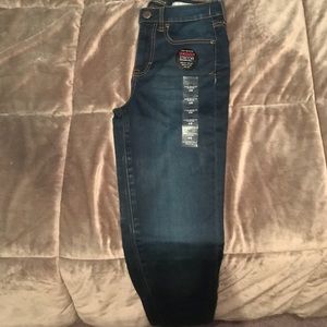 High-waisted jeans